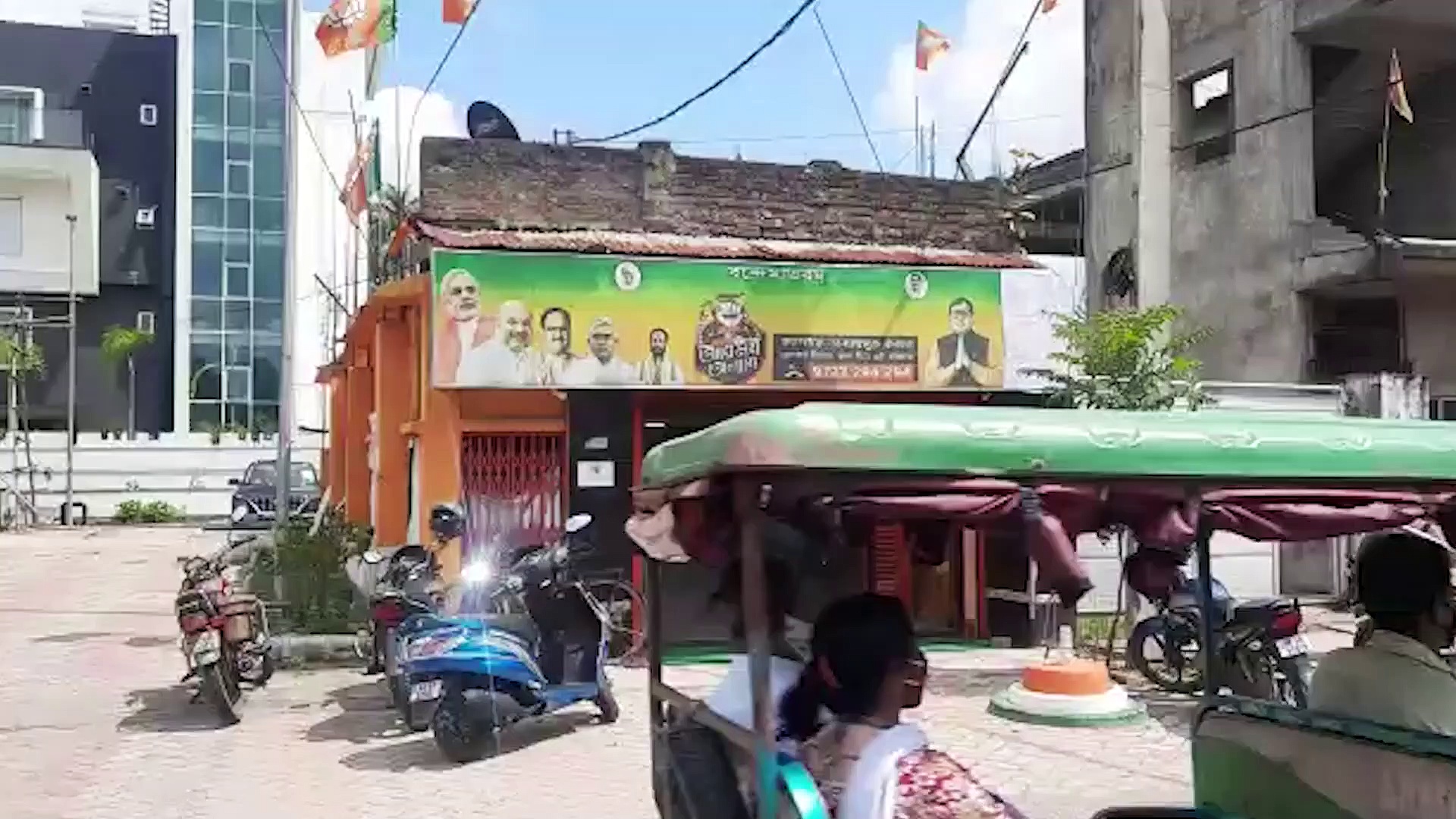 কৃষ্ণ কল্যাণী- র কার্যালয়ে দেবশ্রী চৌধুরির ছবি ঢাকল সাদা কাগজে