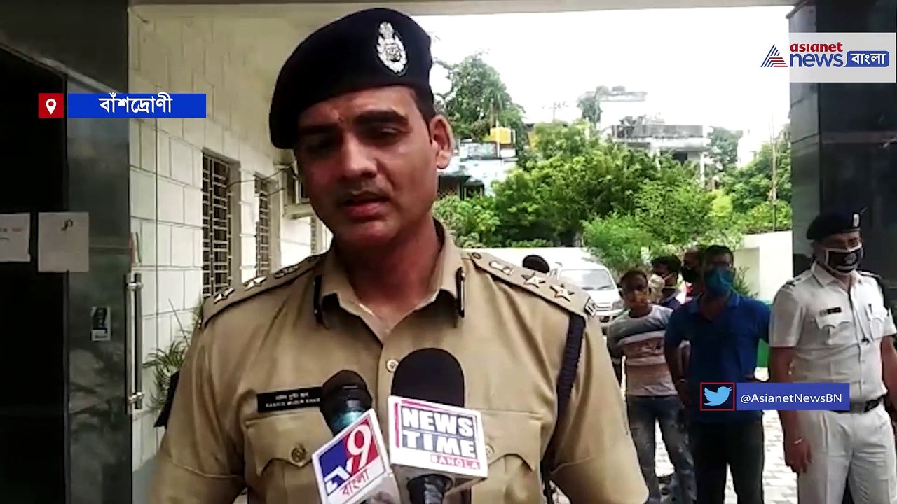 Police car faces an accident