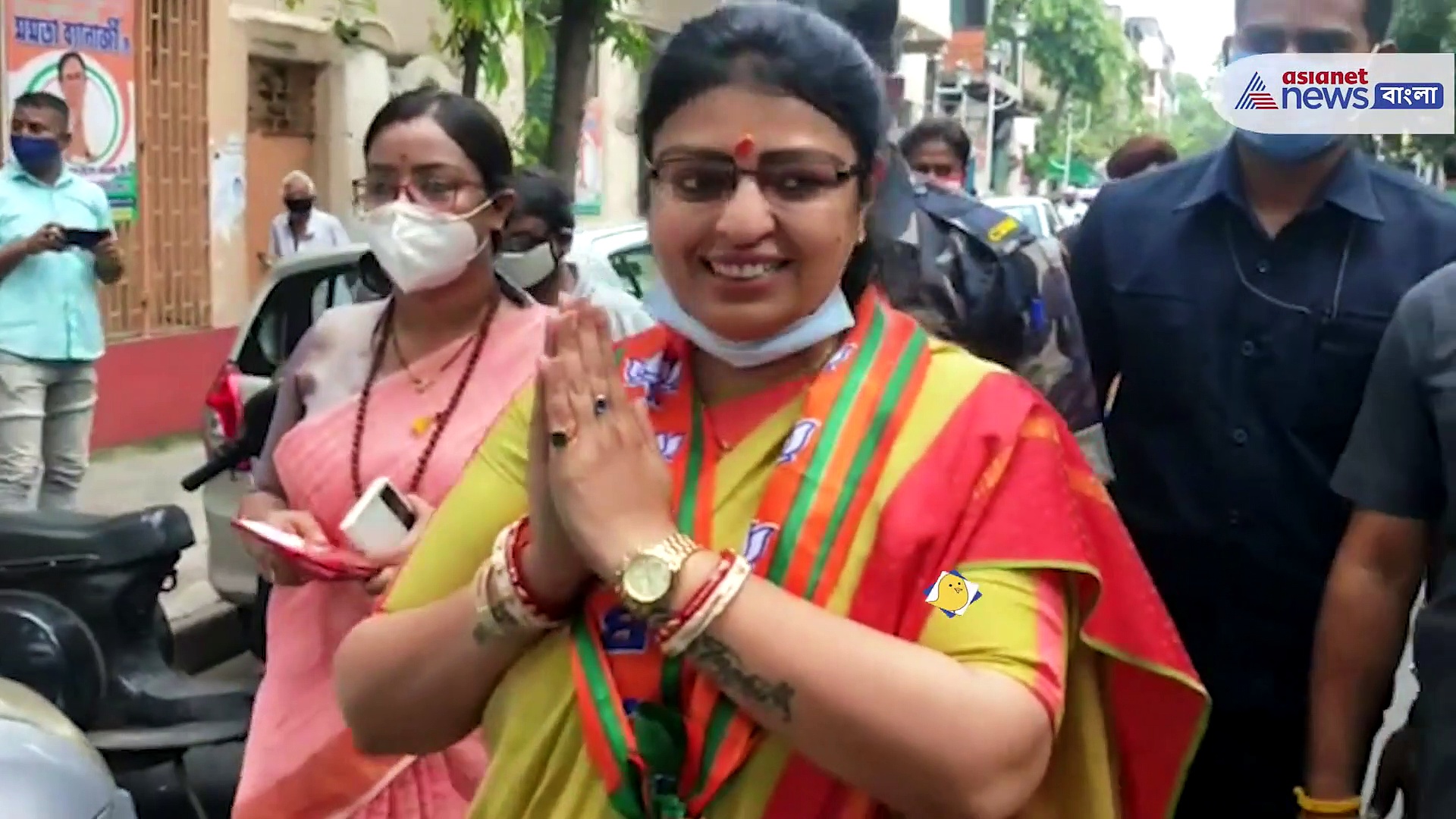 সম্বিত পাত্রকে সঙ্গে নিয়ে প্রচারে প্রিয়াঙ্কা টিব্রেওয়াল, প্রচারের মাঝেই ডাবে চুমুক দিলেন তাঁরা