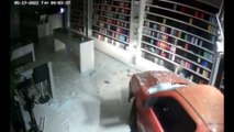 Carro destrói fachada de loja e ladrões levam produtos em Jaraguá do Sul