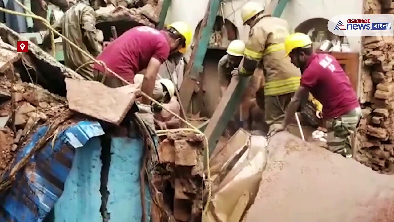 রাতভর টানা বৃষ্টিতে আহিরিটোলায় ভেঙে পড়ল পুরনো বাড়ি