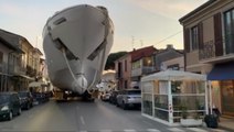 Viareggio, yacht di 45 metri sfiora le case