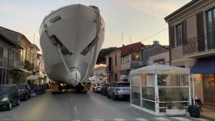 Download Video: Viareggio, yacht di 45 metri sfiora le case