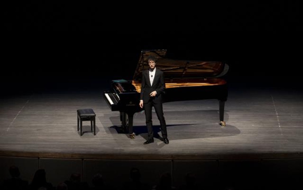 Ödüllü piyanist Can Çakmur, kendisi için bestelenen eseri ilk kez seslendirdi
