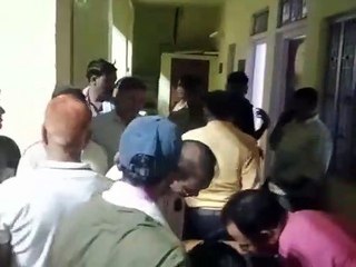 Скачать видео: घर में घुसे बदमाशों ने महिला के माथे पर कट्टा लगा लूटे नकदी व आभूषण