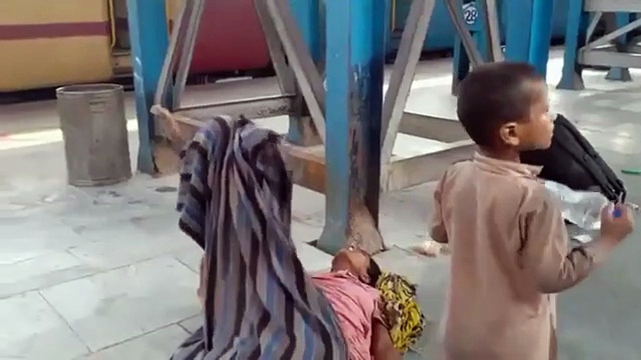 Toddler's failed attempt to wake up dead mom leaves netizens in tears