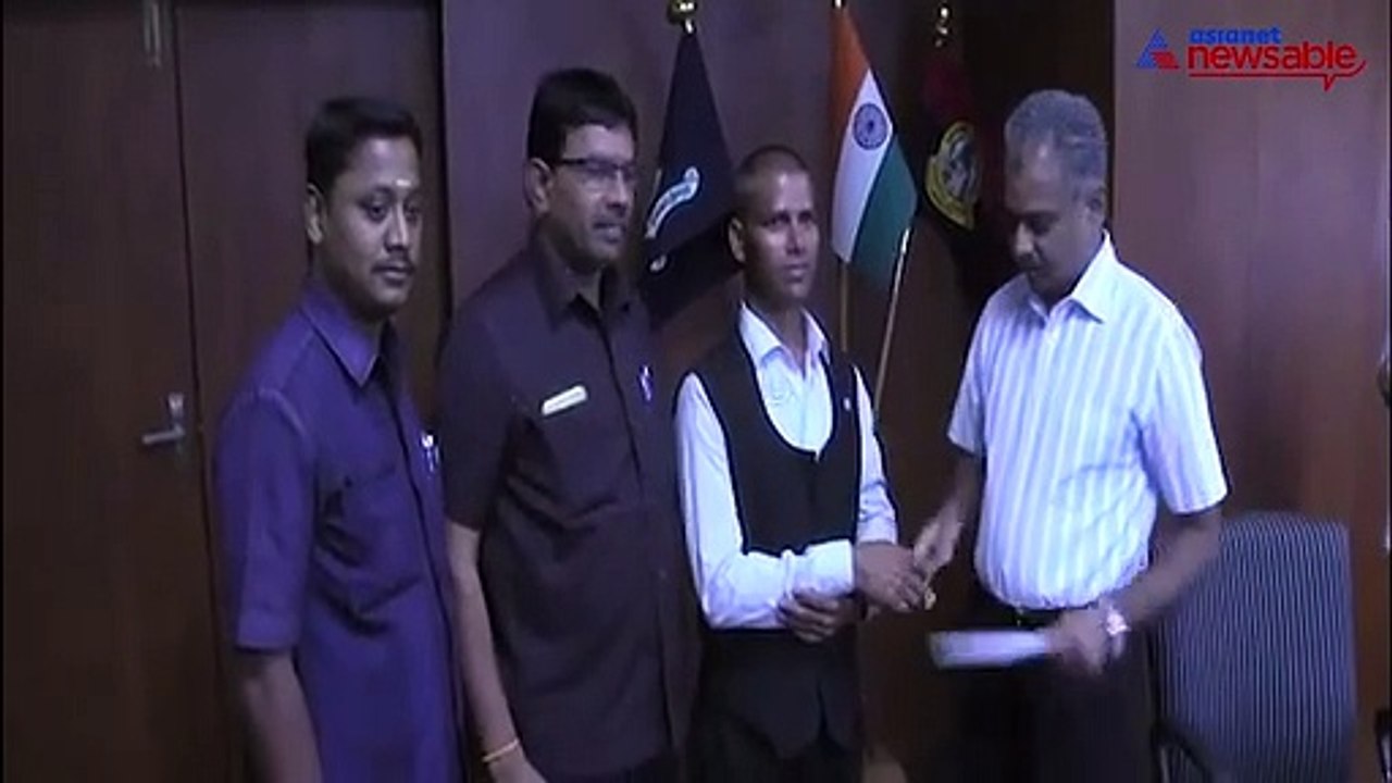 Saravan Bhavan waiter