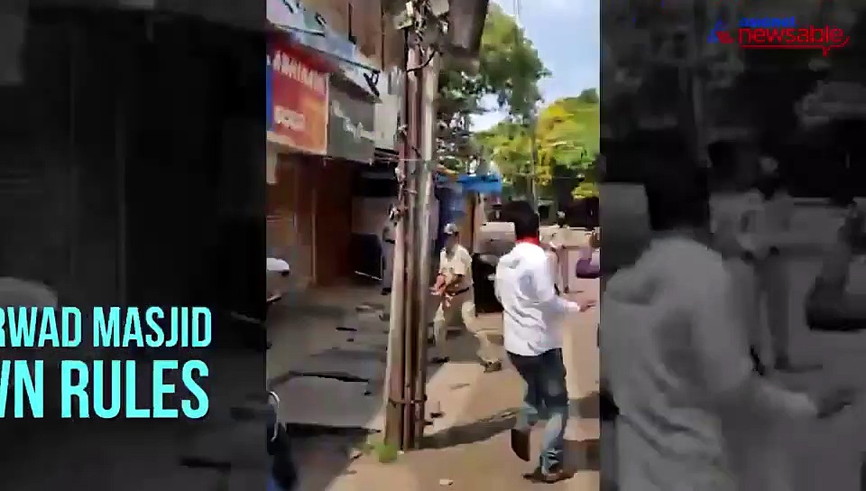 Coronavirus: Police lathicharge group who gather at mosque to offer prayers and defy lockdown rules