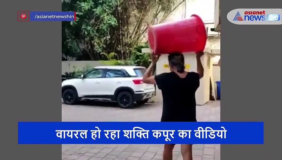 सिर पर बड़ी बाल्टी और चेहरे पर मास्क लगाकर दारू लेने निकले 67 साल के शक्ति कपूर, वायरल वीडियो