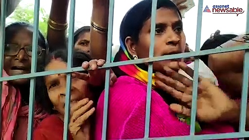 Andhra Pradesh: Women queue up to buy onions at Rs 25 per kg in Vizianagaram