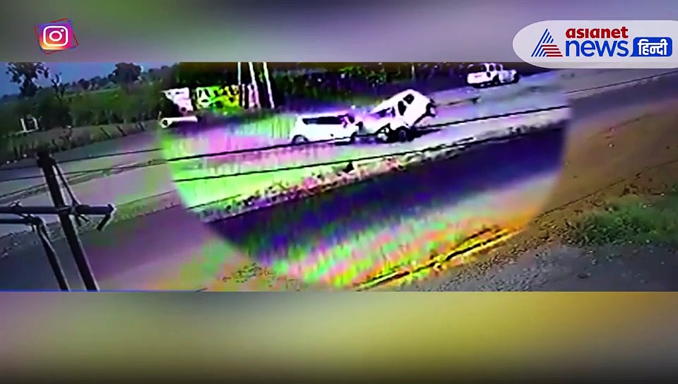 आमने-सामने से बुरी तरह टकराईं दो कारें, भयानक हादसे का CCTV आय सामने