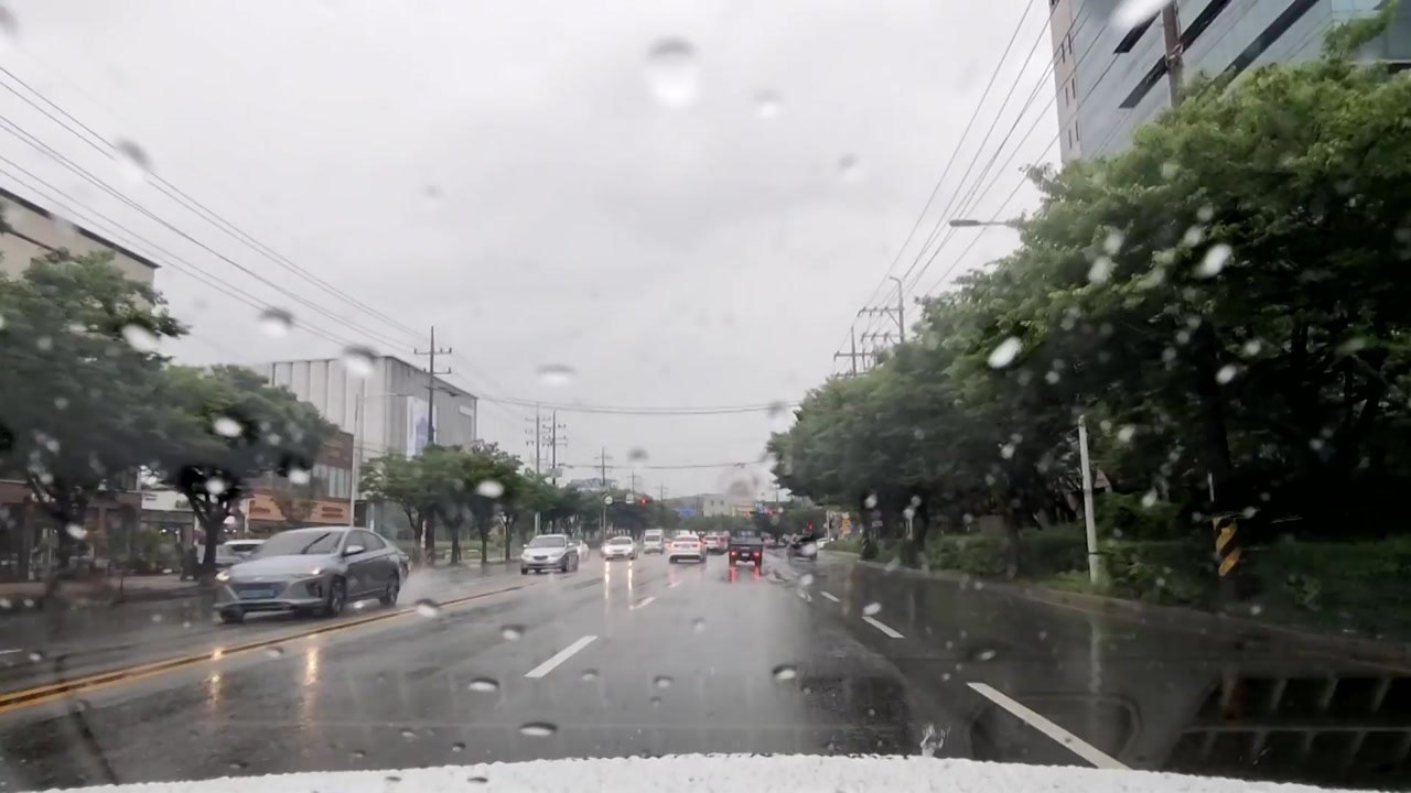 [날씨] 오전까지 수도권 비...오후 낮 더위 속 곳곳 소나기 / YTN