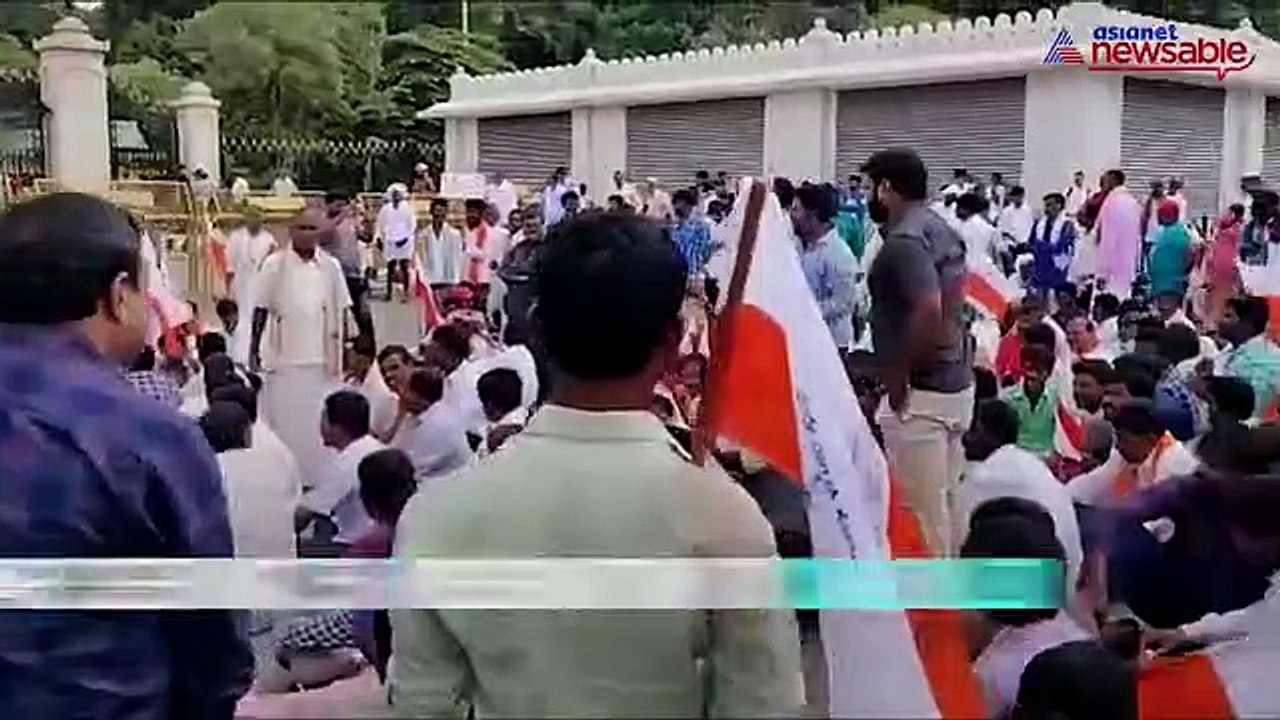 Valmiki protest- DK Shivakumar takes metro