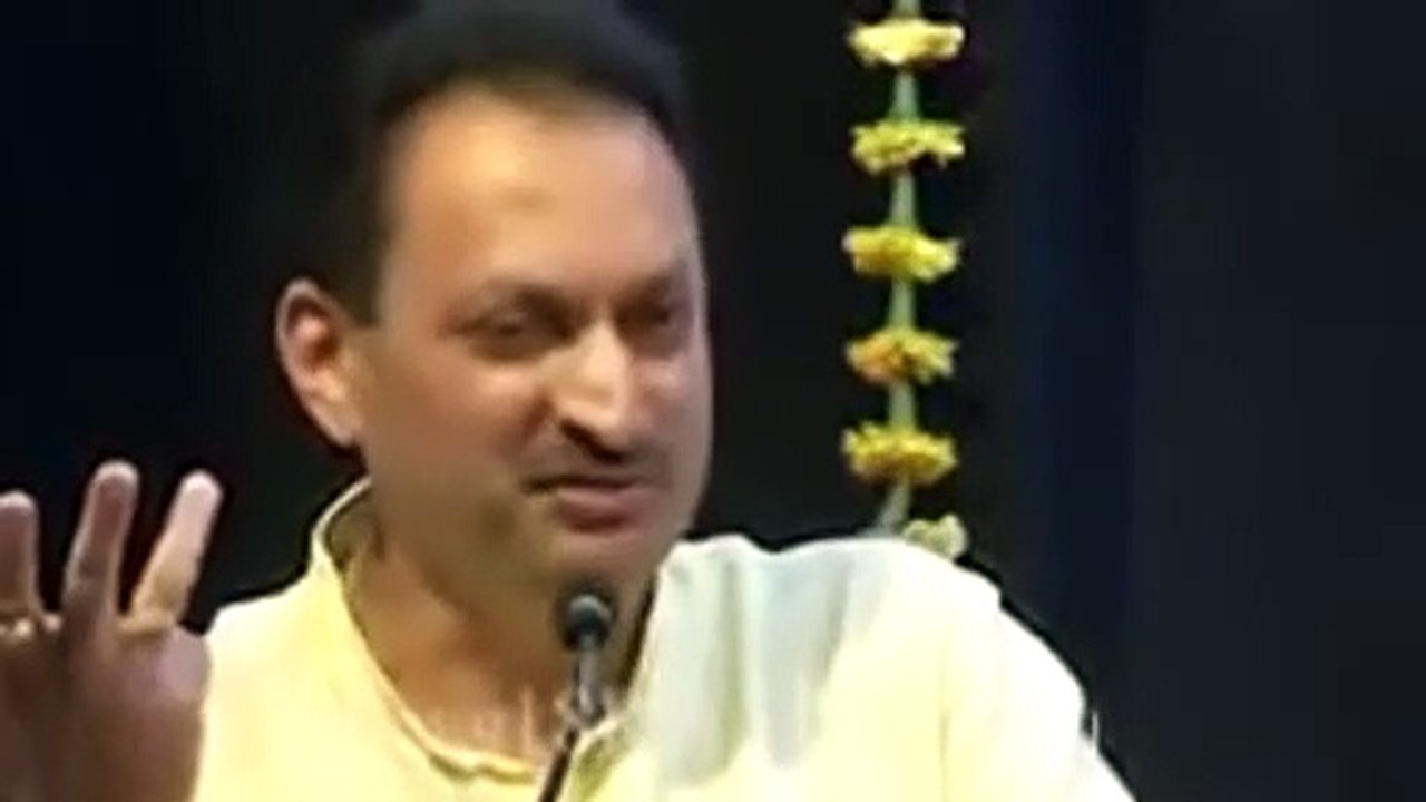Congress beats Karnataka MP's poster with slipp...