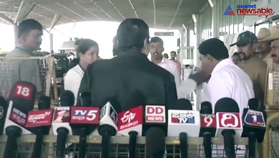 Look how Siddaramaiah slaps his own disciple