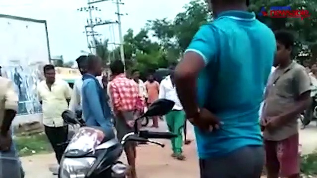 Nikhil Kumaraswamy's supporters attack Sumalatha's proponents in Mandya