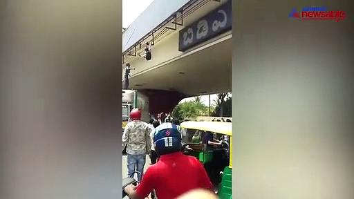 Bengaluru: Youth dangles from hoarding situated 40 feet above road, jumps on lorry