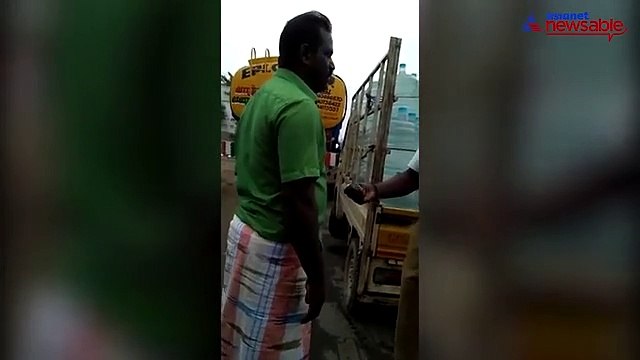 Tamil Nadu: Another traffic cop caught shamelessly asking for bribe from truckers