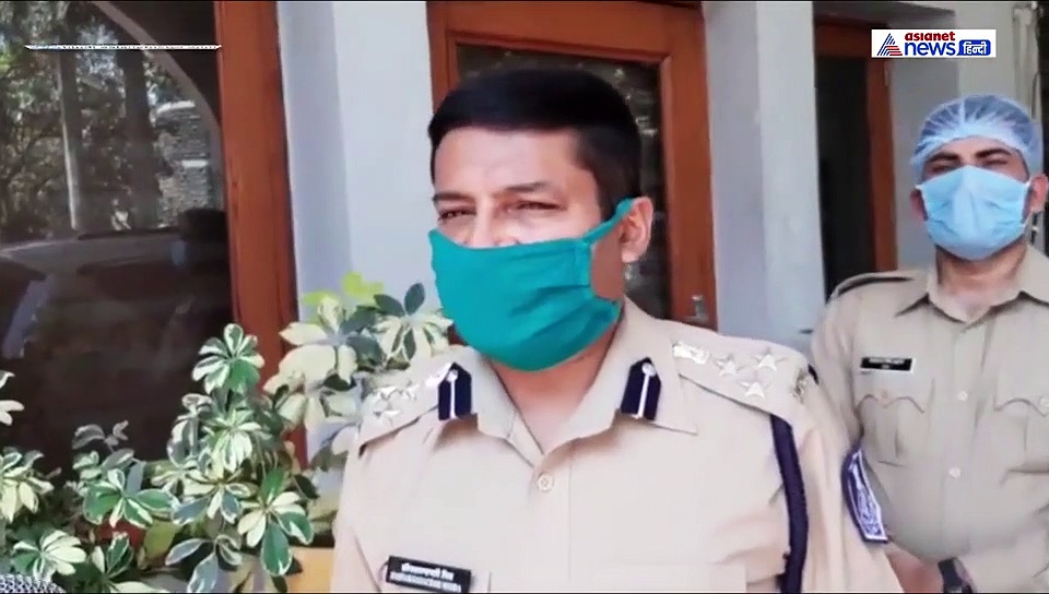 लोगों की सेवा में लगे पुलिसकर्मियों पर फिर फेंके पत्थर...दौड़ा दौड़ा कर पीटा, देखें वीडियो