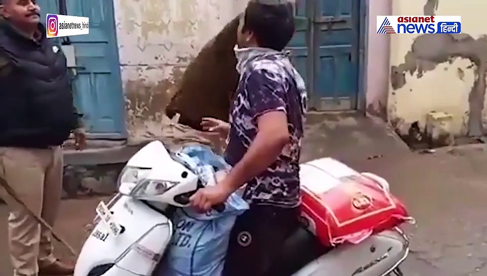 लॉकडाउन: पुलिस ने दिखाई सख्ती किसो को जमकर पीटा तो किसी को घुटनों पर चलाया