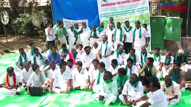 Farmers outcry over loan waivers, mock parliament session in Delhi