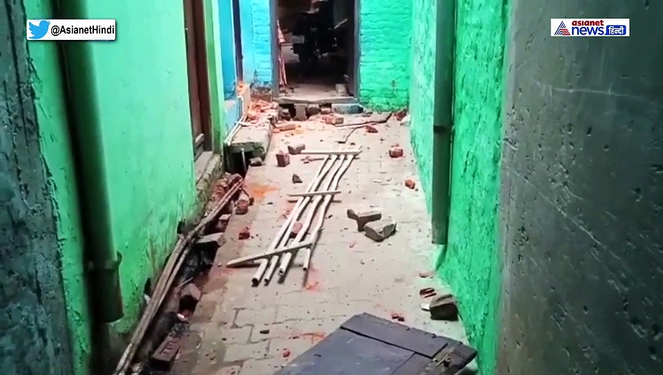 यूपी में पुलिस-डॉक्टर्स की टीम पर महिलाओं ने छतों से बरसाए पत्थर, देखें जानलेवा हमले का वीडियो