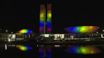 Cores da bandeira LGBTQIA+ projetadas na fachada do Congresso