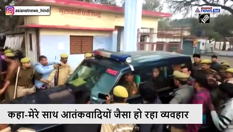 पुलिस की गाड़ी में आजम खान ने कैमरे को उंगली दिखा कर कहा-आतंकवादियों जैसा हो रहा है व्‍यवहार