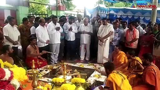 Lunar eclipse: Yeddyurappa offers special prayers at Gavi Gangadhareshwara temple in Bengaluru