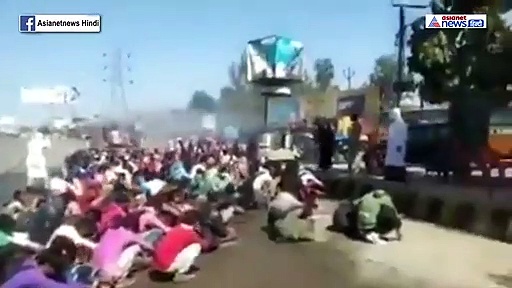 लाल आंखें...रोते बिलखते बच्चे, लेकिन नहीं पसीजा प्रशासन का दिल, सड़क पर लोगों को किया सैनिटाइज