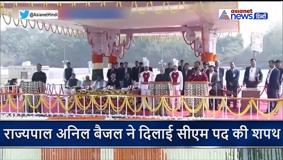 परिवार संग पहुंचे अरविंद केजरीवाल ने ली तीसरी बार मुख्यमंत्री  पद की शपथ