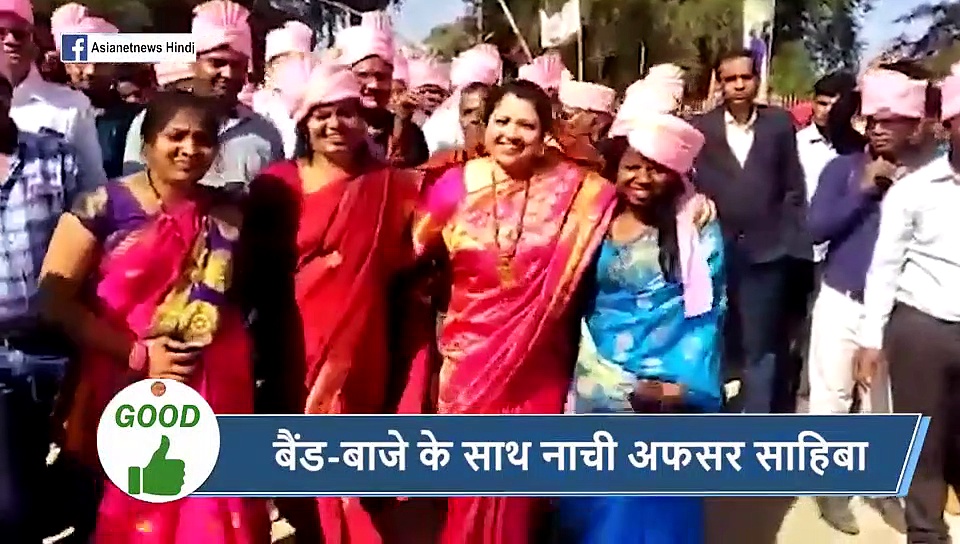 5 वायरल वीडियो: पत्नी ने सरेआम की पति की पिटाई, टेबल पर बैठे चुपचाप खाता रहा मार