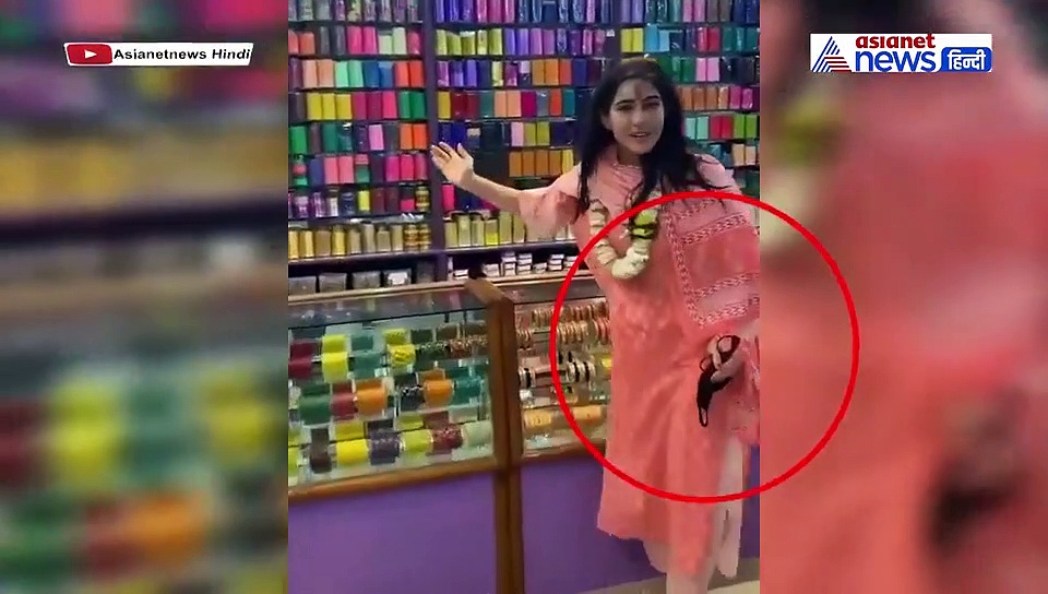 माथे पर टीका, खुले बाल और गले में माला डाले बनारस की गलियों में घूमती दिखीं सारा, VIDEO