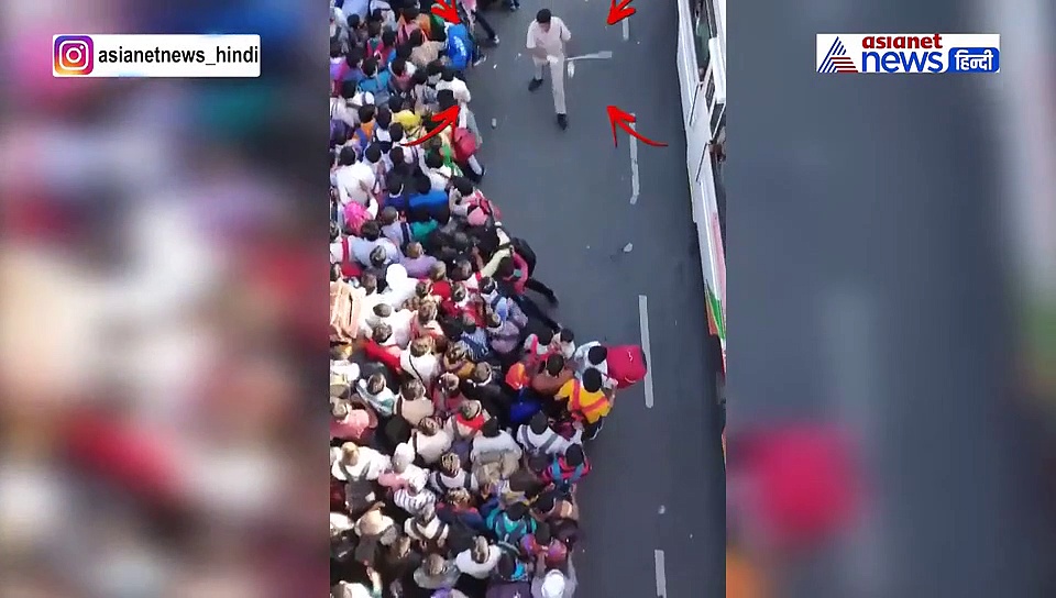 कोरोना और रोटी की जंग में पिस रहे मजदूर...ऊपर से पुलिस बरसा रही डंडे, देखे वीडियो