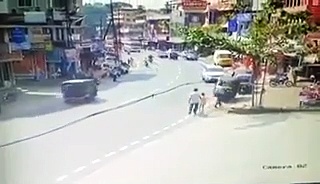 Hyundai Creta rams into auto, gets badly damaged while the three-wheeler receives only scratches