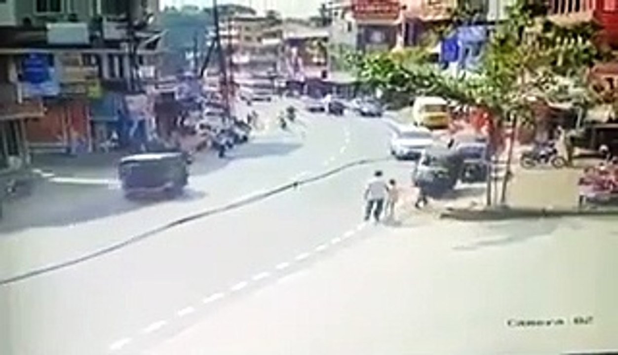 Hyundai Creta rams into auto, gets badly damage...