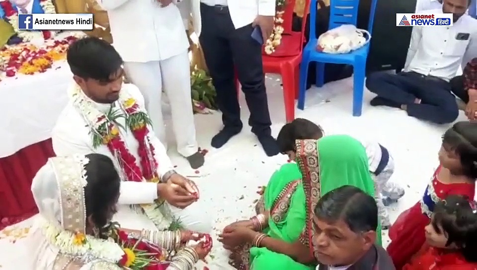 ना फेरे ना 7 वचन, बस पढ़ी सविंधान की प्रस्तावना और बन गए पति पत्नी, देखें Video