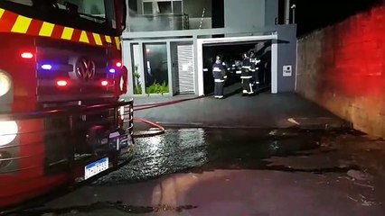 Incêndio em residência mata cachorrinho e deixa homem ferido