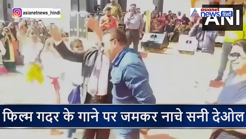 जैसी ही गाना बजा खुद को नाचने से नहीं रोक पाए सनी देओल, इन लोगों के सामने ही करने लगे डांस