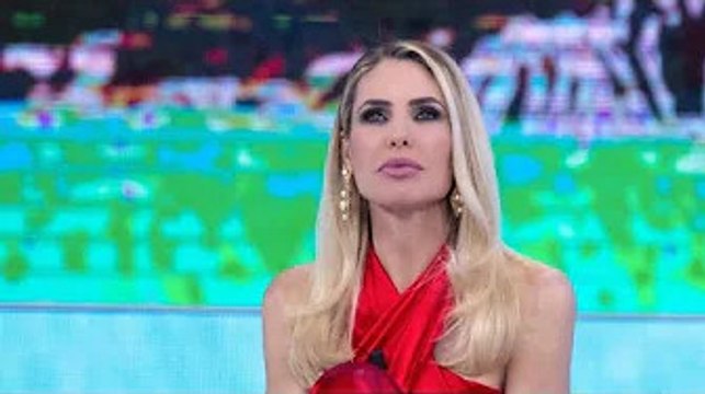 Selvaggia Lucarelli, la conduttrice dell'Isola dei famosi finisce nel suo mirino: la foto che non pi