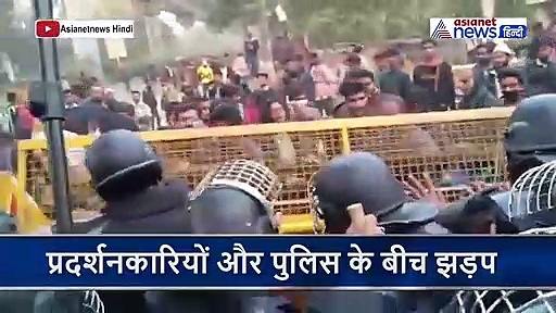 CAA के विरोध कर रहे जामिया में प्रदर्शनकारियों और पुलिस के बीच झड़प