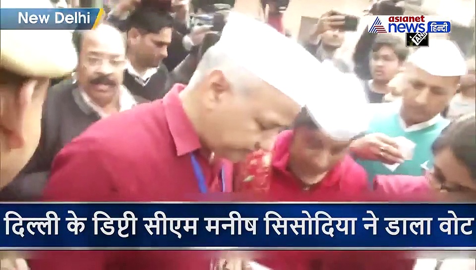पत्नी के साथ सिसोदिया ने किया वोट... कहा मैं दिल्ली के बच्चों के लिए वोट करके आया हूं