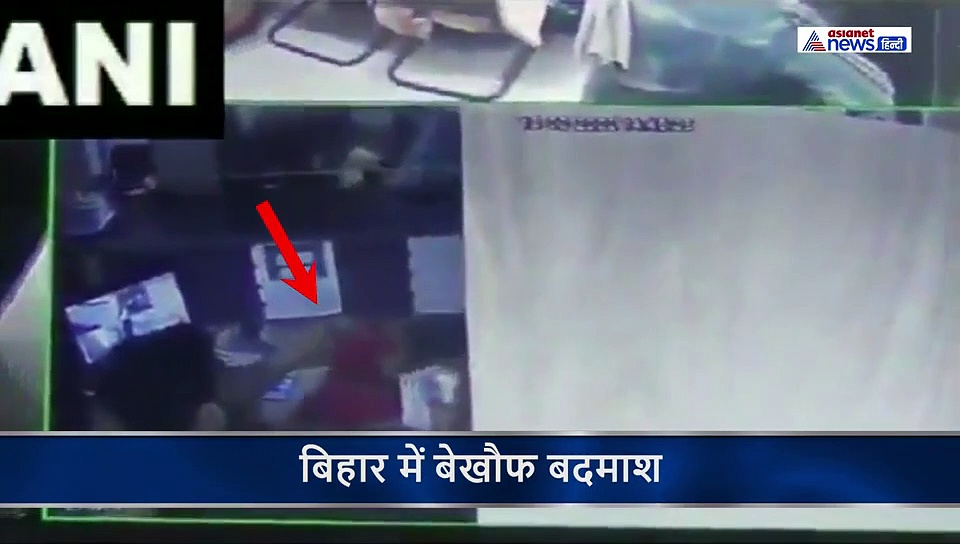 4 लोगों ने मचा दी लूट, बैंक में घुसे, कैशियर को धमकाया और ले उड़े 8 लाख