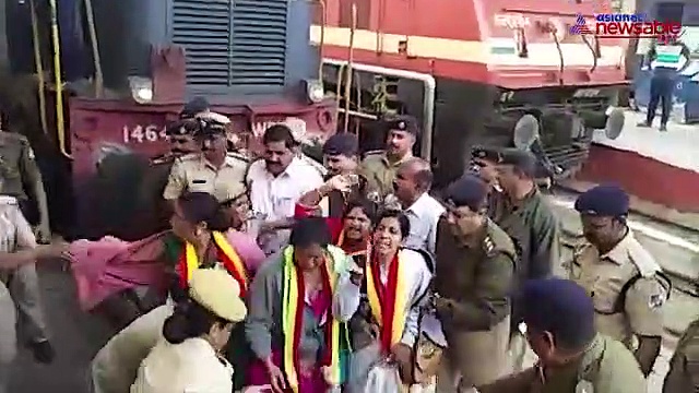 Karnataka Bandh Activists stage rail roko, want PM to intervene in Mahadayi row
