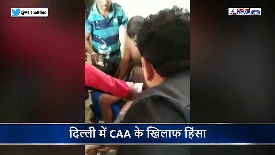 दिल्ली हिंसा में सुरक्षा में तैनात जवान पर दंगाइयों ने फेंका तेजाब, वीडियो आया सामने