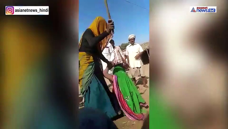 अपनी ही बेटी पर बेरहम हो गए मां बाप...बीच सड़क पर डंडों से की पिटाई, रहम की भीख मांगती रही बेटी