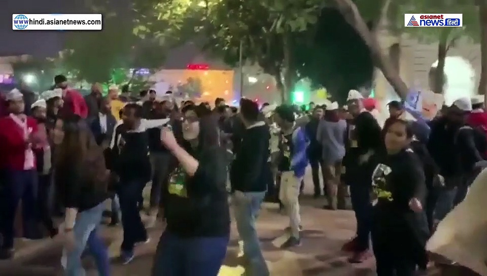 दिल्ली चुनाव: लोगों ने एक बार फिर से कहा 'लगे रहो केजरीवाल'