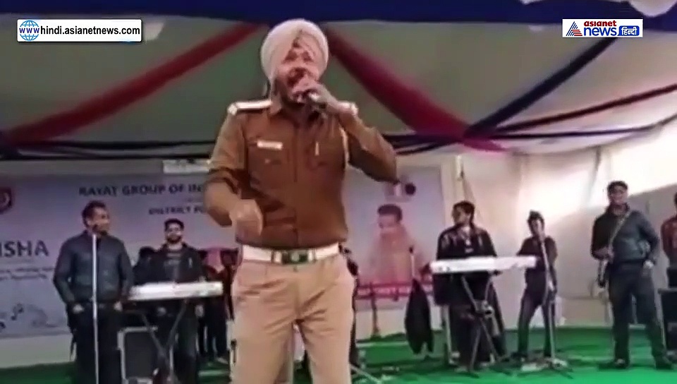 पुलिस इंस्पेक्टर ने दी रॉकिंग परफॉर्मेंस, इस वजह से थामा माइक