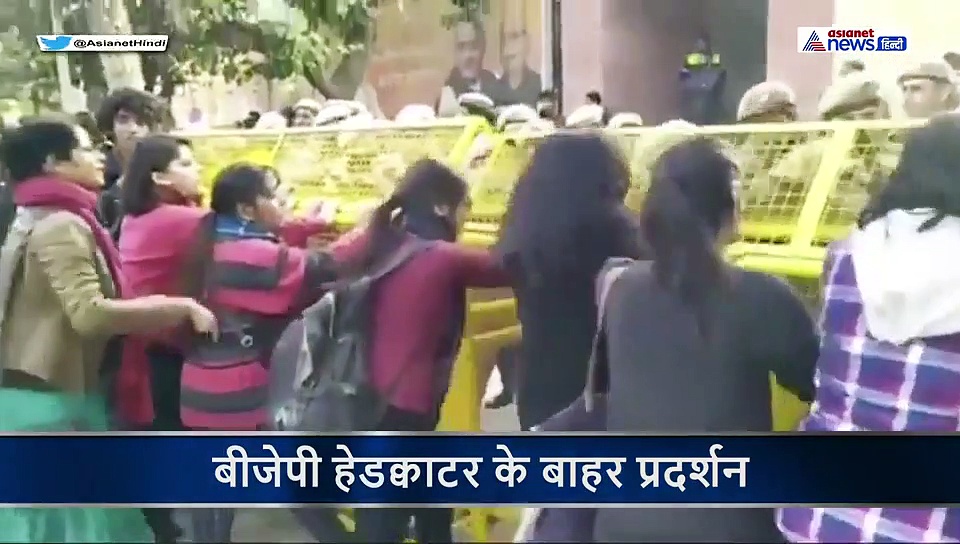 20 महिलाओं के आगे बेबस पुलिस जब्ता...रोके नहीं रुकीं महिला