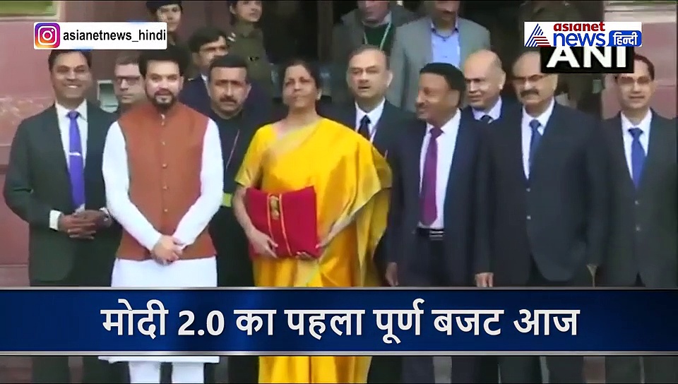 बजट: वित्त मंत्री के हाथ में रखा बही खाता, पहली तस्वीर आई सामने